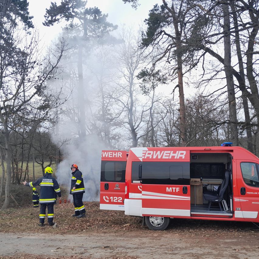 Bild enthält, Person, Car, Transportation, Vehicle, Machine, Wheel, Fire, Bus