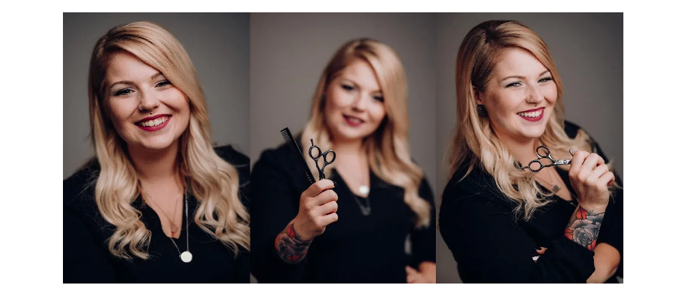 Drei Frauen mit blonden Haaren, in schwarzen Oberteilen, posieren mit Scheren und einem Kamm. Sie haben alle Tattoos und eine hat einen Nasenring. Sie lächeln.