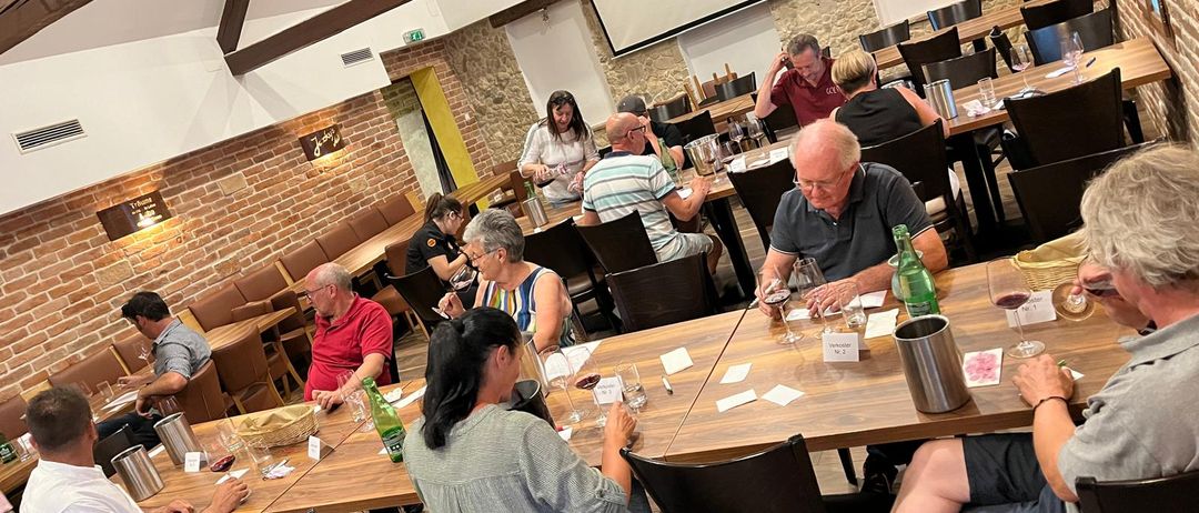 Bild enthält, Adult, Female, Person, Woman, Indoors, Restaurant, People, Urban, Cafeteria, Man