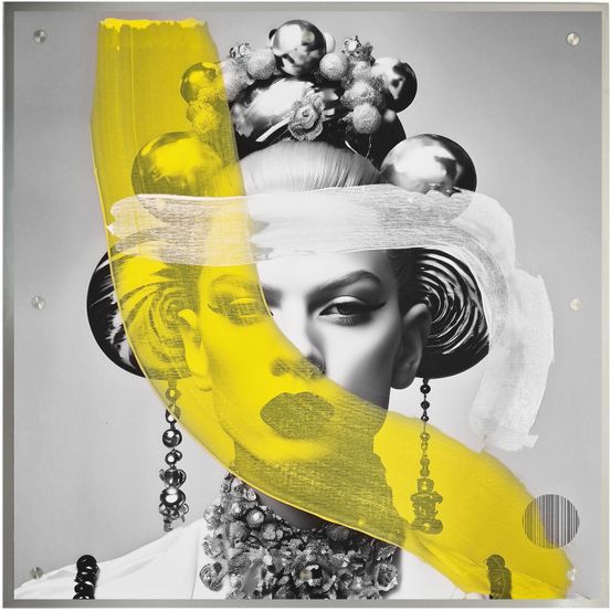 Ein monochromes Porträt einer Frau mit einer gelben Banane über dem Gesicht, geschmückt mit dekorativen Kopfbedeckungen und Schmuck, mit abstrakten gelben und weißen Elementen.