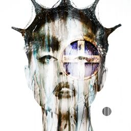 Ein abstraktes Porträt eines Frauengesichts mit einem Kreuzsymbol über den Augen, in Aquarellstil mit Farbspritzern in Blau, Lila und Braun dargestellt.