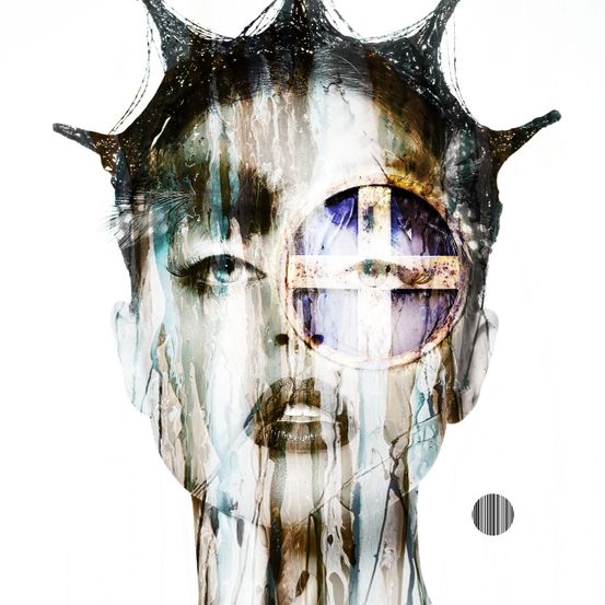 Ein abstraktes Porträt eines Frauengesichts mit einem Kreuzsymbol über den Augen, in Aquarellstil mit Farbspritzern in Blau, Lila und Braun dargestellt.
