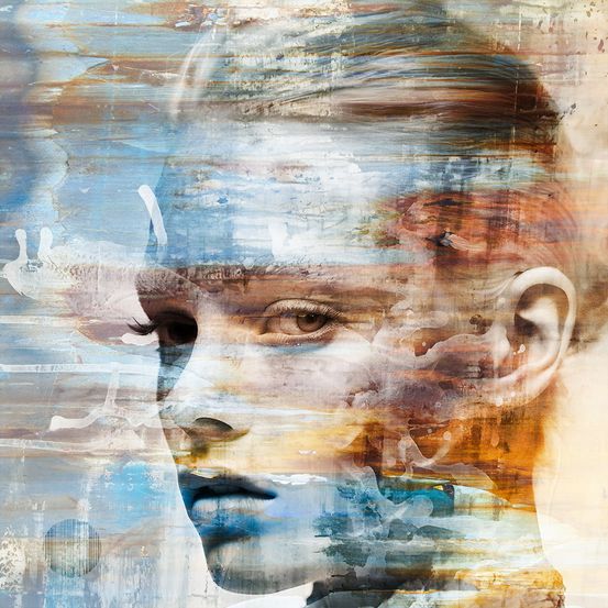 Ein abstraktes Porträtbild zeigt das Gesicht einer Frau mit blauem Lippenstift, ihr Haar verschwimmt in einem Hintergrund aus blauen und braunen Farbtönen. Das Gesicht ist leicht verschwommen, mit Spritzern weißer und blauer Farbe.