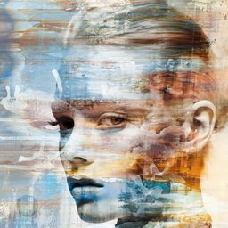 Ein abstraktes Porträtbild zeigt das Gesicht einer Frau mit blauem Lippenstift, ihr Haar verschwimmt in einem Hintergrund aus blauen und braunen Farbtönen. Das Gesicht ist leicht verschwommen, mit Spritzern weißer und blauer Farbe.