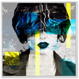 Ein abstraktes Porträt zeigt eine Frau mit kräftigem Make-up, blauen Lippen und einem gemusterten Hut. Der Hintergrund besteht aus geometrischen Formen in Blau und Gelb.