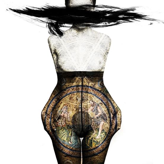 Ein Mannequin mit langem schwarzem Haar wird mit einer Überlagerung eines Mosaikdesigns auf dem Rücken gezeigt. Das Mosaik zeigt einen Mann, der eine Harfe spielt, und einen Engel.