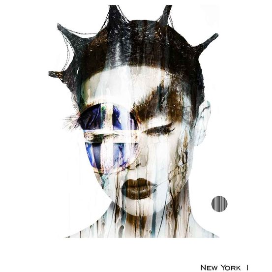 Ein abstraktes Porträt einer Frau mit spitzem Haar, auffälligem Make-up und einem fragmentierten Gesicht. Farben sind verstreut und gemischt. Der Text 'NEW YORK I' befindet sich unten.