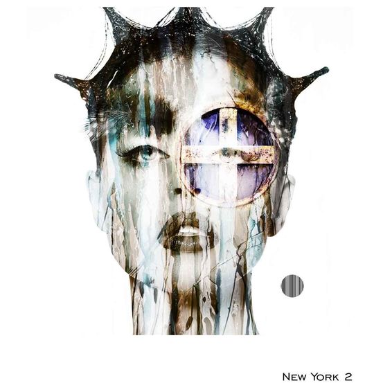 Ein stilisiertes Porträt einer Frau mit abstrakten Elementen, einem Kreuz im Auge und 'NEW YORK 2' unten.