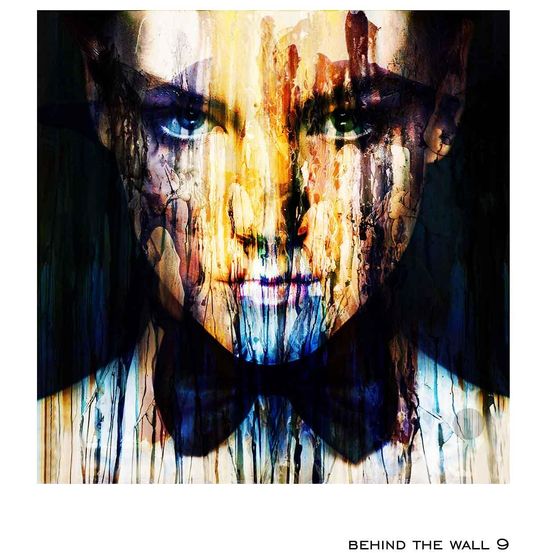 Ein farbenfrohes abstraktes Gemälde eines Gesichts mit blauen Augen, schwarzem Fliegenknoten und farbigen Farbspritzern. Das Gesicht ist in einer Mischung aus blauen, gelben und roten Farbtönen gemalt.