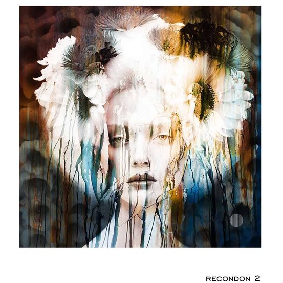 Ein abstraktes Gemälde eines Frauengesichts, geschmückt mit weißen Blumen, vor einem lebhaften, mehrfarbigen Hintergrund mit Farbspritzern.