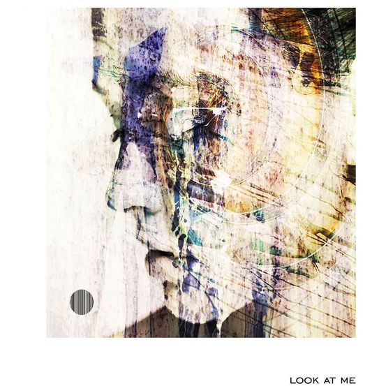 Ein abstraktes Kunstwerk mit einem Gesicht und einem Barcode darunter, mit dem Titel 'Schau mich an'. Das Gesicht besteht aus verschiedenen Farben und Texturen.