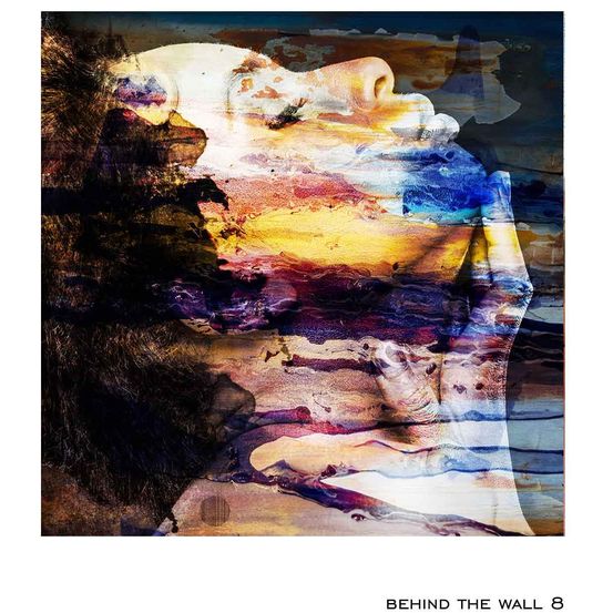 Ein abstraktes Gemälde zeigt ein Gesicht, das mit mehrfarbiger Farbe in den Hintergrund übergeht. Das Gesicht hat blaue Farbe um die Augen und den Mund. Unten steht der Text 'HINTER DER WAND 8'.