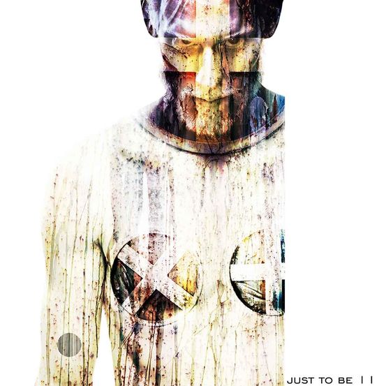 Ein Mann in einem weißen Anzug mit einem X auf der Vorderseite und den Worten 'Nur um zu sein' unten.