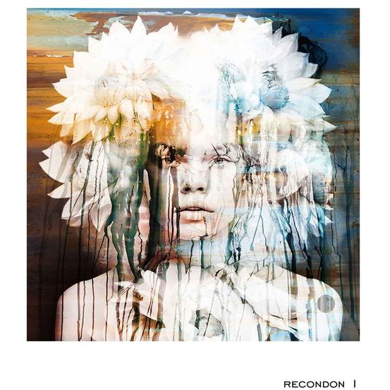 Ein modernes abstraktes Gemälde zeigt eine Frau mit einem Kopf, der von großen, weißen Blumen geschmückt ist. Der Hintergrund ist eine Mischung aus orange und blau. Der Stil ist surreal, mit einer Mischung aus Realismus und Fantasie.