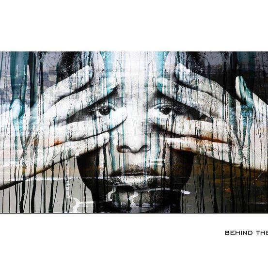 Eine Person mit Händen über den Augen, Gesicht in Weiß und Grün bemalt. Der Hintergrund ist dunkel mit Farbstreifen. Das Bild trägt den Titel 'Behind The'.