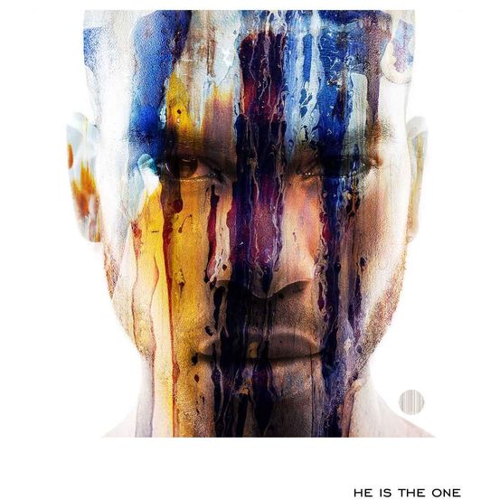 Ein Porträt eines Menschen mit abstrakter blauer, gelber und roter Farbe auf dem Gesicht, geschlossenen Augen und den Worten 'Er ist der Eine' darunter geschrieben.