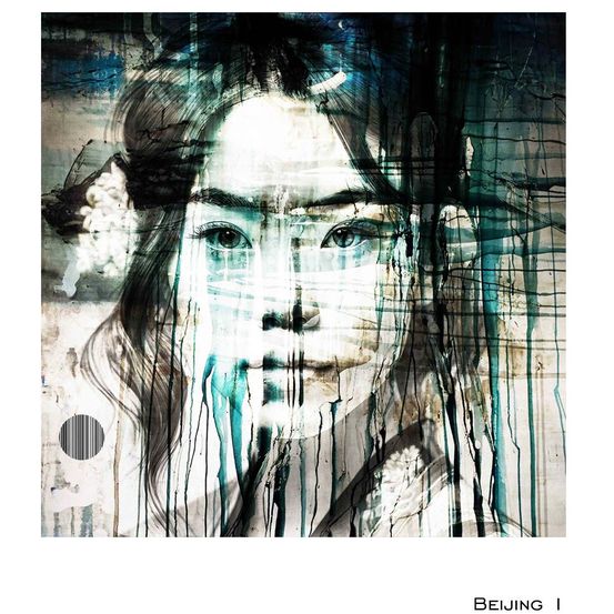 Ein abstraktes Kunstwerk des Gesichts einer Frau in Blau- und Schwarztönen, Beijing I unten rechts.