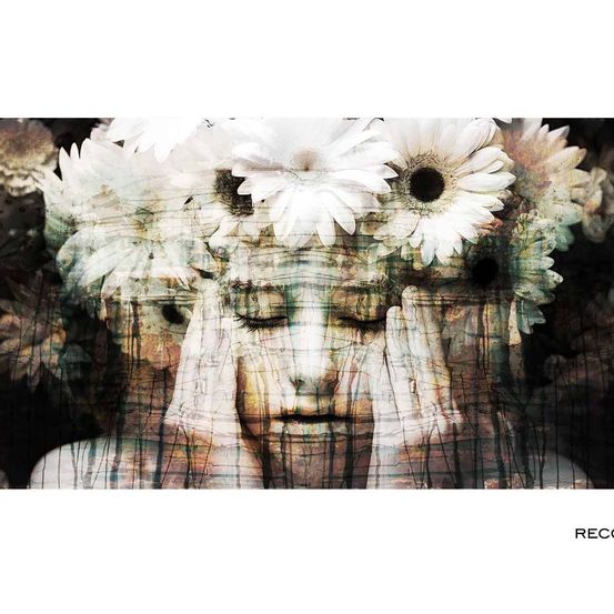 Ein surreales Bild eines Frauengesichts, umgeben von weißen Blumen, mit ihren Händen, die ihr Gesicht bedecken. Der Hintergrund ist verschwommen mit einer Mischung aus grünen und braunen Farben. Das Bild hat einen Wasserzeichen, der 'RECOLLECT' lautet.