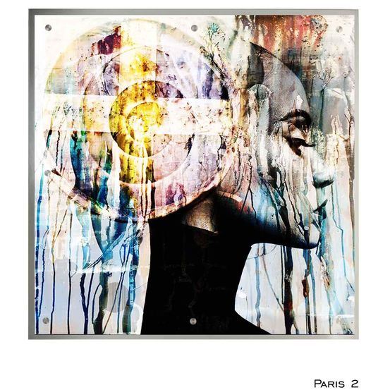 Ein abstraktes Gemälde mit einem farbenfrohen kreisförmigen Muster auf dem Kopf und Gesicht einer Frau, vor einem Hintergrund aus fließenden blauen und grünen Farben. Der Titel 'PARIS 2' befindet sich unten rechts.