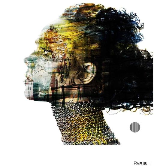 Ein surreales Porträt zeigt das Gesicht einer Frau mit leuchtenden Farben und Texturen. Ihr Gesicht ist eine Mischung aus Gelb, Grün und Blau mit komplizierten Mustern. Sie trägt eine goldene Kettenrüstung um den Hals.