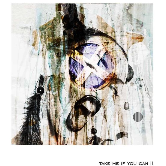 Ein abstraktes Gemälde mit einem Gesicht, Federn und einem großen violetten X. Das Bild trägt den Titel 'Nimm mich, wenn du kannst II'.