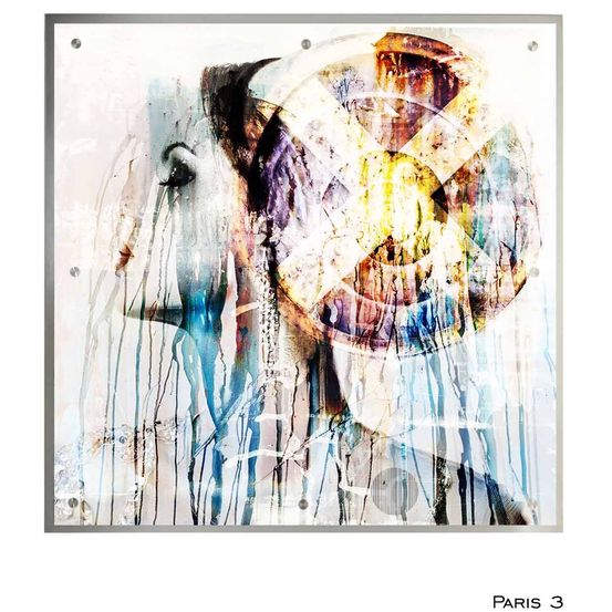 Ein abstraktes Gemälde eines Frauengesichts mit einem farbenfrohen, kreisförmigen Objekt auf dem Kopf. Das Gesicht der Frau ist in Blau-, Lila- und Gelbtönen gehalten. Das kreisförmige Objekt hat ein kreuzförmiges Muster und besteht aus verschiedenen Farben. Das Gemälde ist in Silber gerahmt.