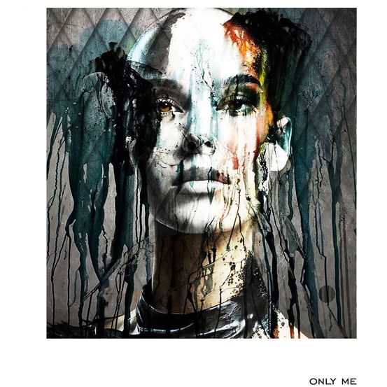 Ein modernes abstraktes Gemälde zeigt eine Frau mit gespaltenem Gesicht, Spritzern von grüner und roter Farbe und einem schwarzen Hintergrund. Es heißt 'Nur ich'.