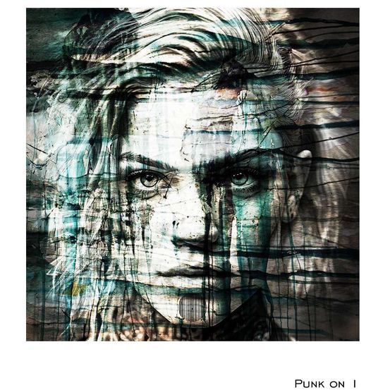 Ein abstraktes Porträt einer Frau mit langen Haaren, das eine Mischung aus grünen, weißen und blauen Farben aufweist. Das Bild hat einen modernen, künstlerischen Stil mit einem unscharfen Hintergrund.