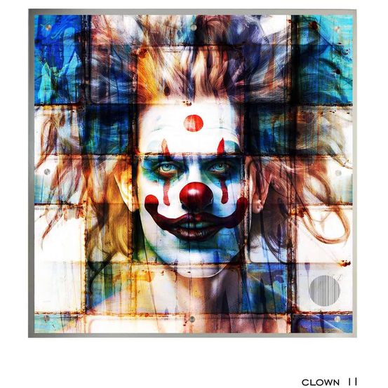Ein abstraktes Gemälde zeigt eine weibliche Figur mit Clown-Make-up, roter Nase und einer zerrissenen, beschädigten Erscheinung. Das Gesicht ist von Spritzern blauer und gelber Farbe umgeben.