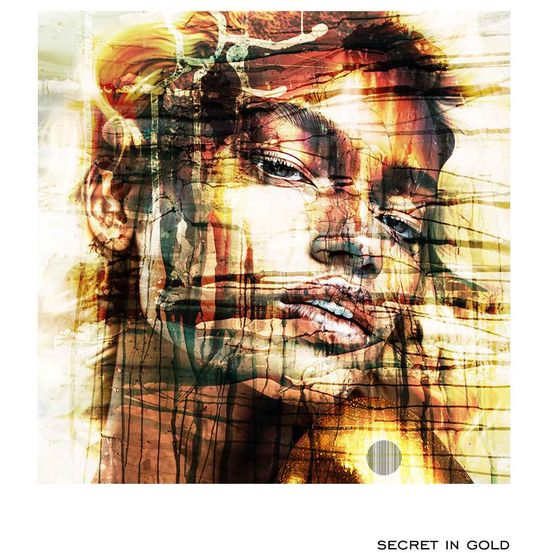 Ein abstraktes Kunstwerk zeigt das Gesicht einer Frau mit goldenen Akzenten, das verschiedene Farben und Texturen vermischt. Das Gesicht ist leicht verschwommen, die Augen geschlossen und die Lippen leicht geöffnet. Es ist vor einem goldenen Hintergrund mit dem Text 'GEHEIMNIS IN GOLD' darunter angeordnet.