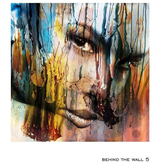Ein lebhaftes abstraktes Gemälde zeigt das Gesicht einer Frau mit tropfenden Farbeffekten. Farben verschmelzen auf ihrem Gesicht und erzeugen eine dynamische, emotionale Ausdrucksweise. Der Titel lautet 'Behind the Wall 5'.