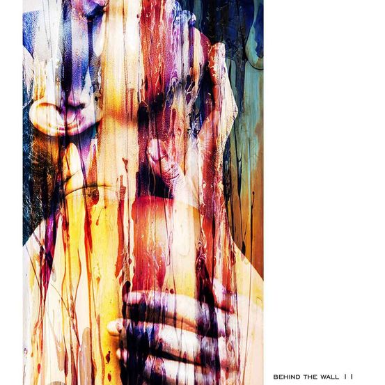 Abstraktes Gemälde mit Händen, die ein gelbes Objekt halten, umgeben von leuchtenden Farbspritzern. Betitelt 'Hinter der Wand II'.