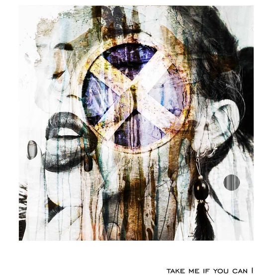 Abstraktes Kunstwerk zeigt eine Frau mit dunklem Haar, Lippen und Augen. Sie hält ein kreisförmiges Objekt mit einem X-Symbol in der Mitte. Der Hintergrund besteht aus einer Mischung von leuchtenden Farben und Texturen.