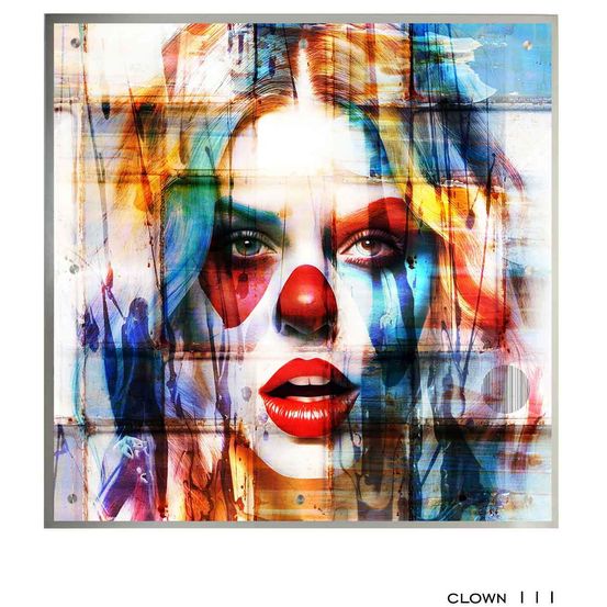 Ein lebendiges abstraktes Gemälde eines Frauengesichts mit einer roten Clownnase, kräftigen roten Lippen und farbigen Farbspritzern. Der Hintergrund ist eine Mischung aus blauen, roten und gelben Farben.