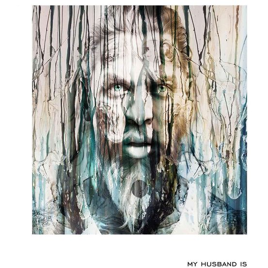 Abstraktes Gemälde eines bärtigen Mannes mit grünen Augen, umgeben von Baumzweigen und einem nebligen Hintergrund. Das Bild vermittelt ein Gefühl von Mysterium und Natur.