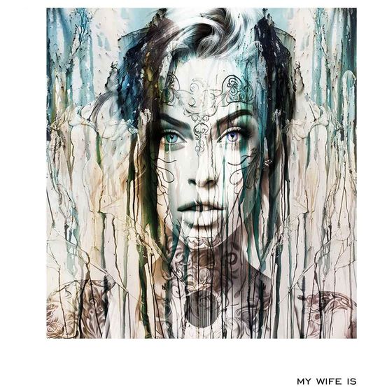 Ein abstraktes Gemälde einer Frau mit blauen Augen und ernster Miene, ihr Gesicht mit komplizierten Mustern verziert. Sie ist von einem Hintergrund aus grünen und blauen Spritzern umgeben.