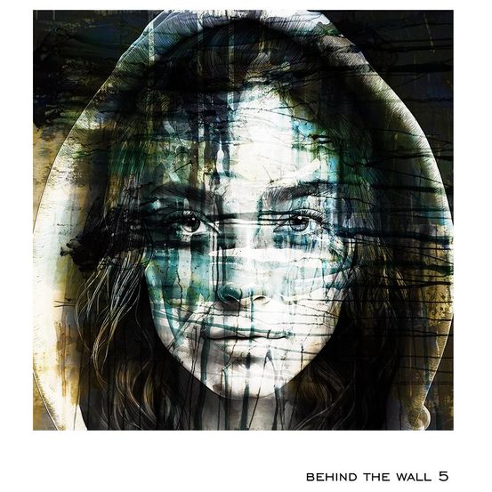 Ein Porträt einer Frau mit dunklem Haar, die eine weiße Kapuzenjacke trägt. Ihr Gesicht ist mit einer Mischung aus Farben bemalt, was einen surrealen Look verleiht. Der Hintergrund ist dunkel mit einigen abstrakten Mustern.