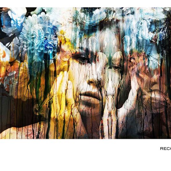 Ein abstraktes Gemälde eines Frauengesichts, umgeben von leuchtenden Farben und Blumen. Das Gesicht ist mit Farbstrichen bedeckt und wirkt surreal.