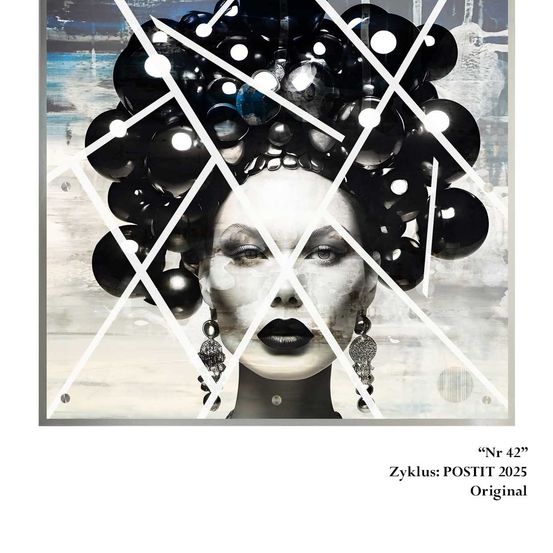Ein abstraktes Kunstwerk zeigt eine Frau mit schwarzer Schminke, Ohrringen und einem Hut aus schwarzen Luftballons. Der Hintergrund besteht aus weißen Linien und grauen Tönen. Beschriftet als Nr 42, Zyklus: POSTIT 2025 Original.