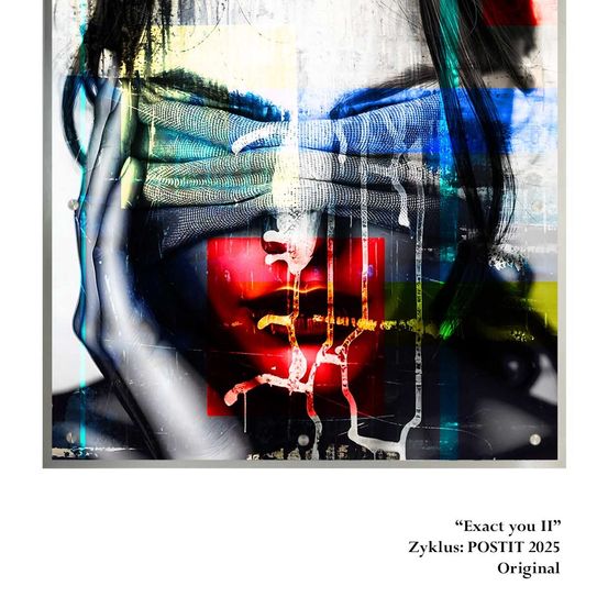 Ein abstraktes Gemälde zeigt das Gesicht einer Frau mit blauen und roten Überlagerungen, ihre Hände verdecken ihre Augen. Das Bild trägt den Titel 'Exact you II' vom Künstler POSTIT, datiert 2025.