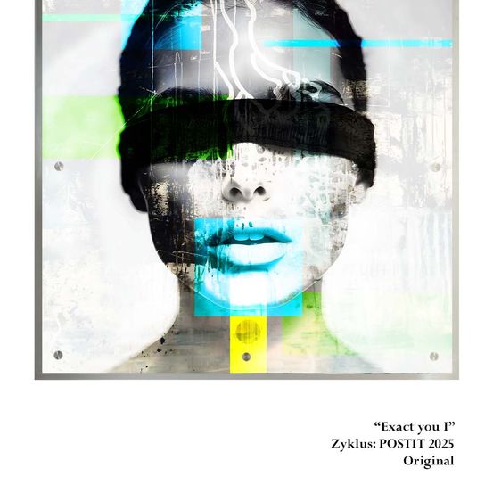 Ein abstraktes Gemälde eines Frauengesichts mit blauen Lippen und Augen. Ein schwarzer Augenverband bedeckt ihre Augen. Der Hintergrund ist eine Mischung aus Blau, Grün und Weiß. Das Gemälde trägt den Titel 'Exact you I' von Zyklus: POSITIT 2025. Original.