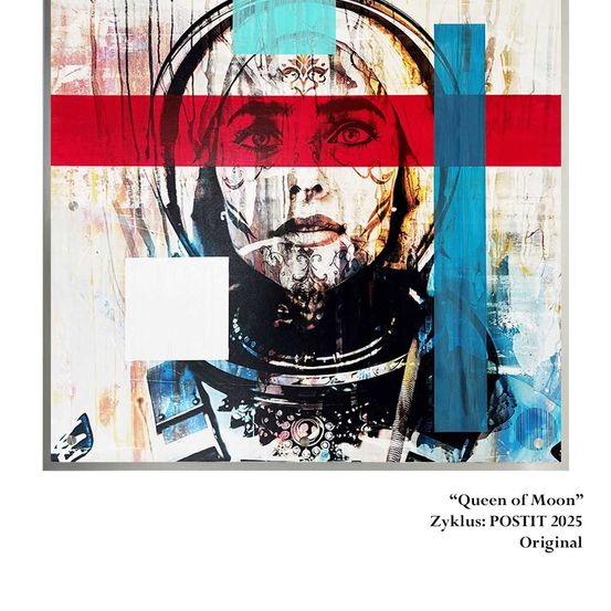 Ein abstraktes Gemälde einer Person in einem Raumanzug, mit roten und blauen Linien. Das Gesicht der Person ist in einem surrealen Stil gemalt, mit nach vorne gerichteten Augen. Der Titel lautet 'Königin des Mondes'.