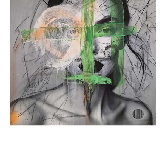 Ein abstraktes Gemälde zeigt das Gesicht einer Frau mit grünen Linien. Das Gesicht der Frau ist überwiegend schwarz und weiß, mit einem Barcode auf der Schulter.