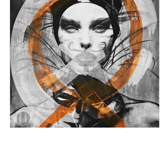 Ein Schwarz-Weiß-Porträt mit orangefarbenen Akzenten zeigt das Gesicht einer Frau mit dramatischem Make-up und einem orangefarbenen Band über dem Gesicht.