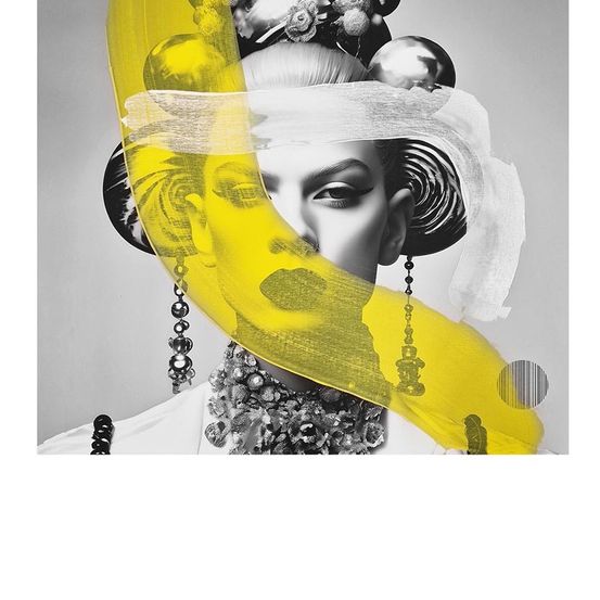 Ein stilisiertes Schwarz-Weiß-Porträt einer Frau mit gelben Elementen im Gesicht und am Kopf, darunter eine Banane und dekorative Elemente.