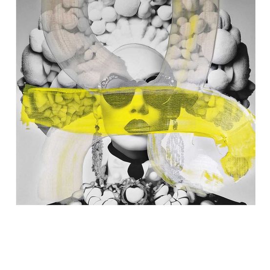 Ein abstraktes Bild zeigt das Gesicht einer Frau mit einem gelben Streifen über den Augen, umgeben von weißen und grauen Formen, die an Steine erinnern. Der Hintergrund ist monochrom.