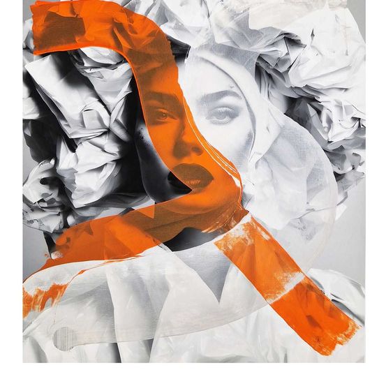 Ein abstraktes Porträt zeigt eine Frau mit einem kräftigen orangefarbenen Band, das durch ihr Gesicht verläuft. Ihr Kopf ist mit zerknittertem weißen Stoff geschmückt. Das Bild kombiniert Elemente moderner Kunst mit einer dramatischen, auffälligen Ästhetik.
