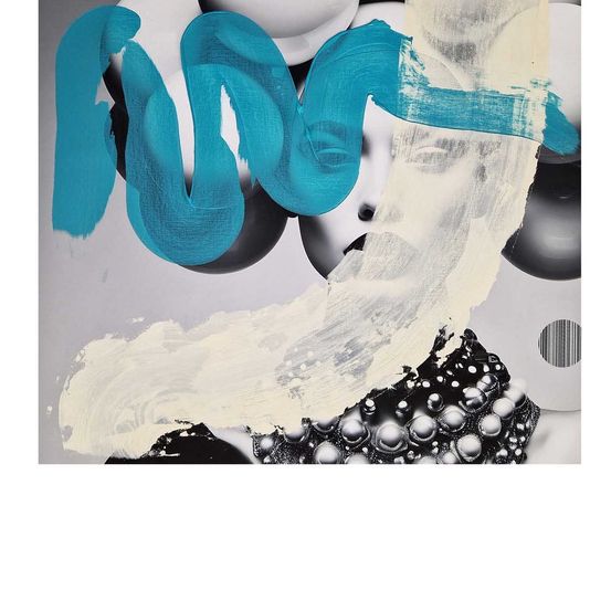 Eine abstrakte Kunst mit blauen und weißen Strichen auf weißem Hintergrund. Das Gesicht einer Frau ist teilweise mit einem weißen Tuch bedeckt.