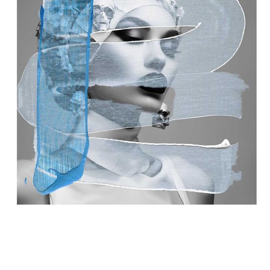 Ein monochromes Bild zeigt das Gesicht einer Frau, das teilweise von einem blauen, netzartigen Schleier verdeckt ist. Ihr Kopf ist mit einer Totenkopfhaube geschmückt, und ihr Gesicht ist mit kräftigen, schwarzen Linien bemalt.