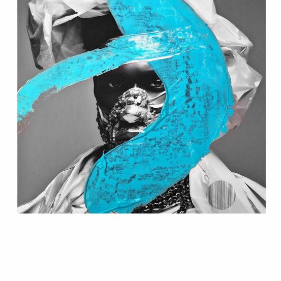 Ein Schwarz-Weiß-Foto zeigt ein Gesicht, das mit blauer Farbe bedeckt und in weißem Plastik eingewickelt ist. Das Gesicht trägt eine Maske, die Augen blicken unter ihr hervor.